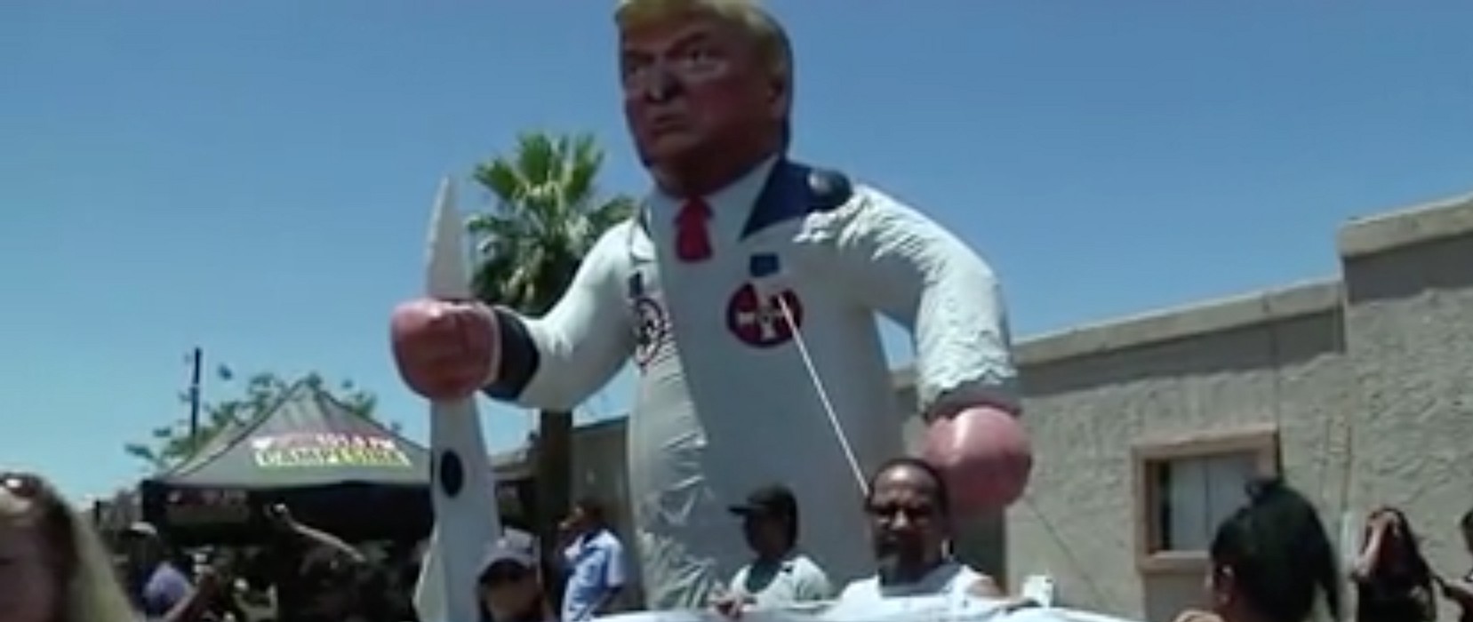 Copertina di Usa, Melania Trump contestata a Phoenix. La first lady nella struttura per bimbi migranti: “Non è la benvenuta”