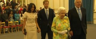 Copertina di Royal Family, Meghan ci ricasca: alla cerimonia con la regina infrange l’etichetta, ma Harry la “salva”. Ecco cosa è successo