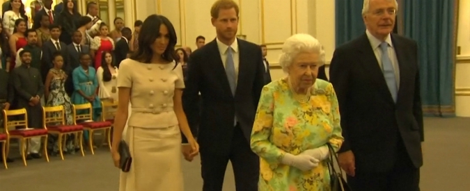 Copertina di Royal Family, Meghan ci ricasca: alla cerimonia con la regina infrange l’etichetta, ma Harry la “salva”. Ecco cosa è successo