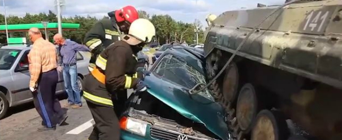 Copertina di Quando la morte ha le sembianze di un carro armato lanciato a tutta velocità. L’impatto con l’auto è devastante