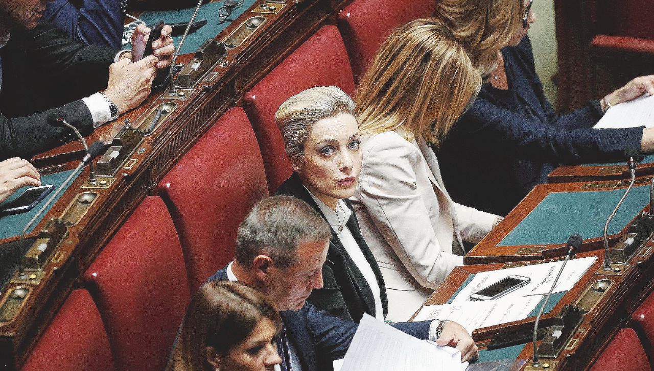 Lady Marta e la foto “sbagliata”: ultima guerra di donne in casa B.