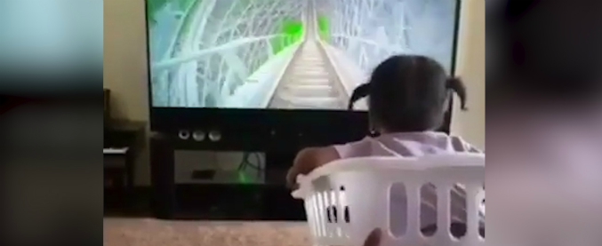 Copertina di È lui il padre dell’anno? Simula un giro sulle montagne russe per la figlia. La scena è tenera (e da ridere)