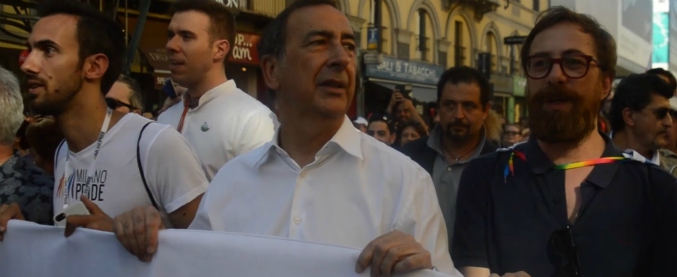 Copertina di Gay Pride, il sindaco Sala in testa al corteo canta “Bella Ciao”: “Milano isolata, ma sui diritti non si arretra”