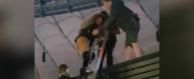 Copertina di Beyoncé, incidente sexy (e pericoloso): il palco mobile si blocca e lei resta intrappolata. Ecco come reagisce