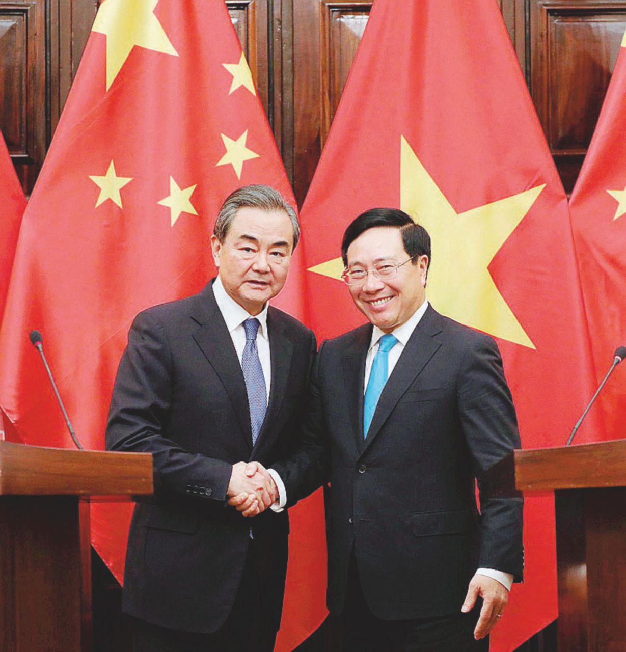 Il dragone e la tartaruga - Un recente incontro, aprile 2018, tra i ministri degli esteri cinese Wang Yi e vietnamita Pham Binh Minh - Ansa Il piccolo Vietnam in piazza rallenta il gigante cinese