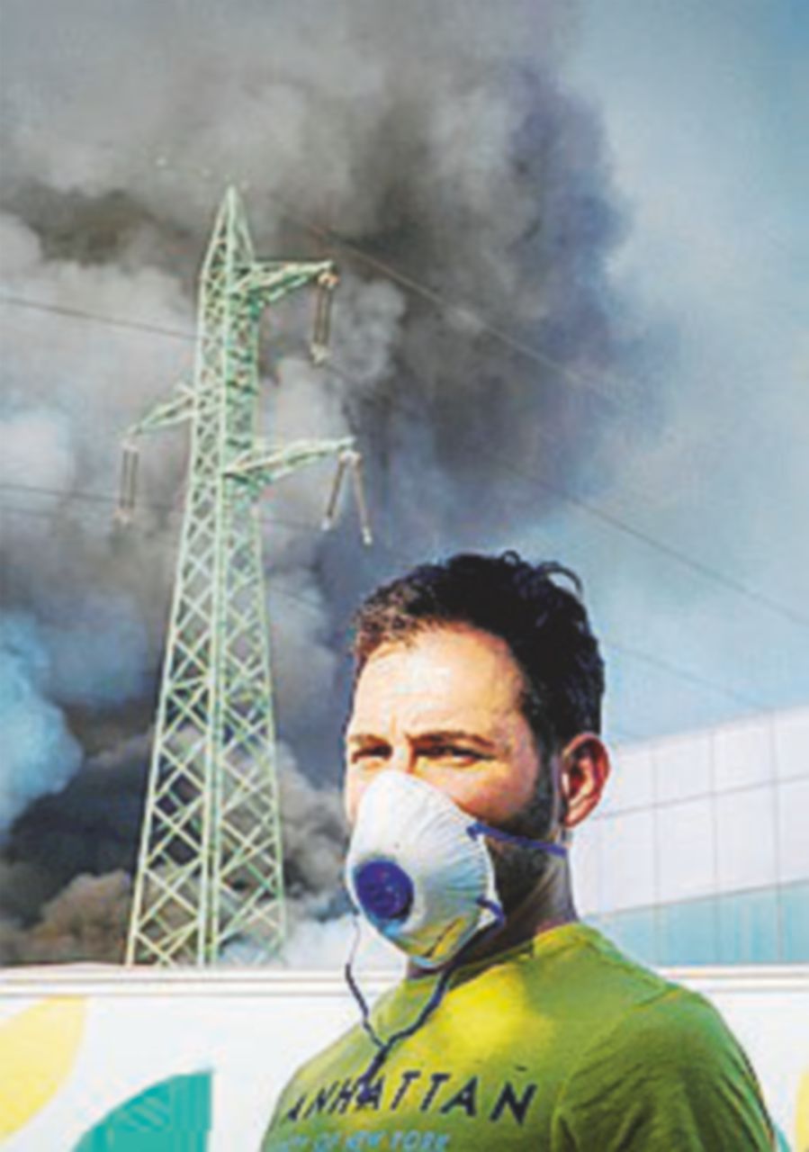 Incendio nel deposito di rifiuti: paura-inquinamento Incendio nel deposito di rifiuti: paura-inquinamento