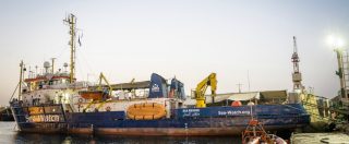 Migranti, la nave dell’ong Seawatch sottoposta a fermo a Malta: “Mentre ci bloccano qui, la gente sta annegando”