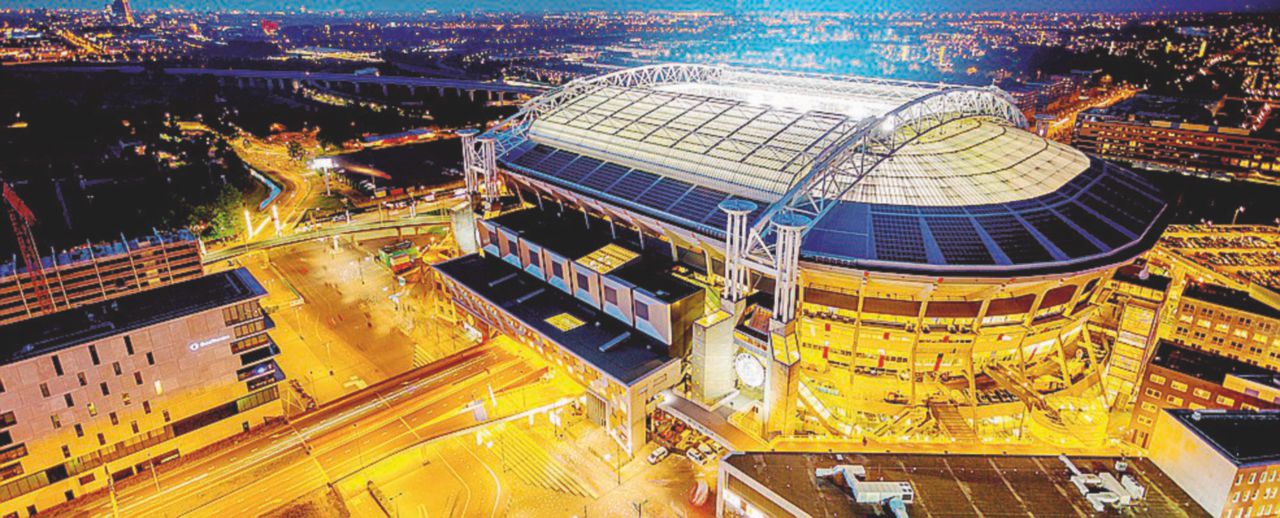 Copertina di Lo stadio dell’Ajax s’illumina con le auto elettriche