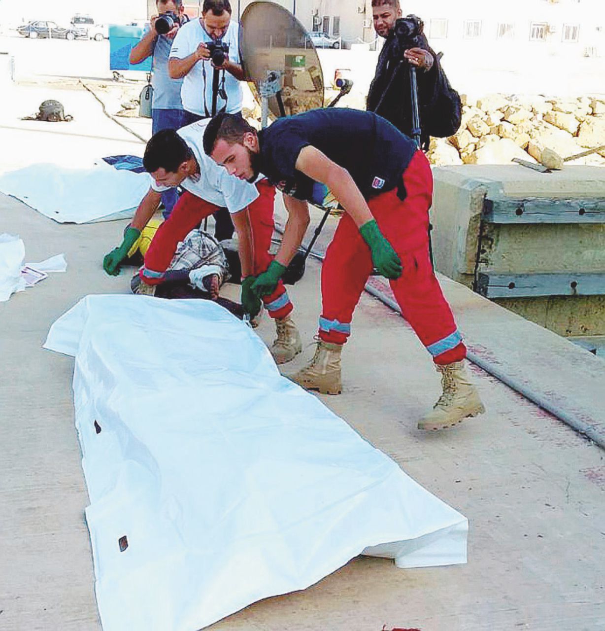 In porto - Corpi senza vita recuperati dalla Guardia costiera libica - Ansa Libia, altri 114 morti in mare. L’Ue: “Non li riportiamo lì”