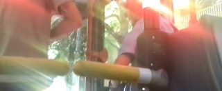 Copertina di Roma, Raggi pubblica filmato dello “scroccone sul bus”: “Ecco cosa accade quando i cittadini onesti lo scoprono”