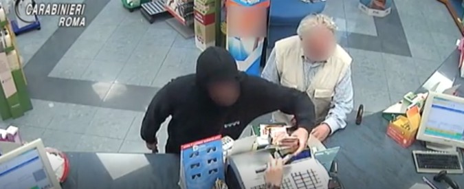 Copertina di Roma, rapinava negozi armato di accetta. I carabinieri arrestano un trentatreenne con precedenti