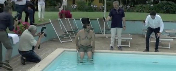 Copertina di Salvini fa il bagno nella piscina nell’azienda confiscata a cosa nostra: “Bastardi mafiosi l’Italia non sarà più il vostro paese”