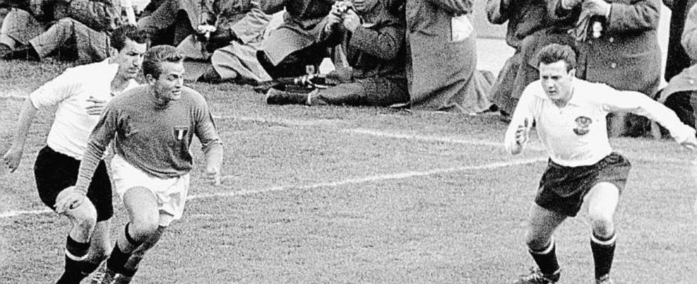 In campo con l’Italia - Boniperti in maglia azzurra nel 1956, per una sfida contro l’Austria - Ansa I 90 anni del calciatore chiamato presidente