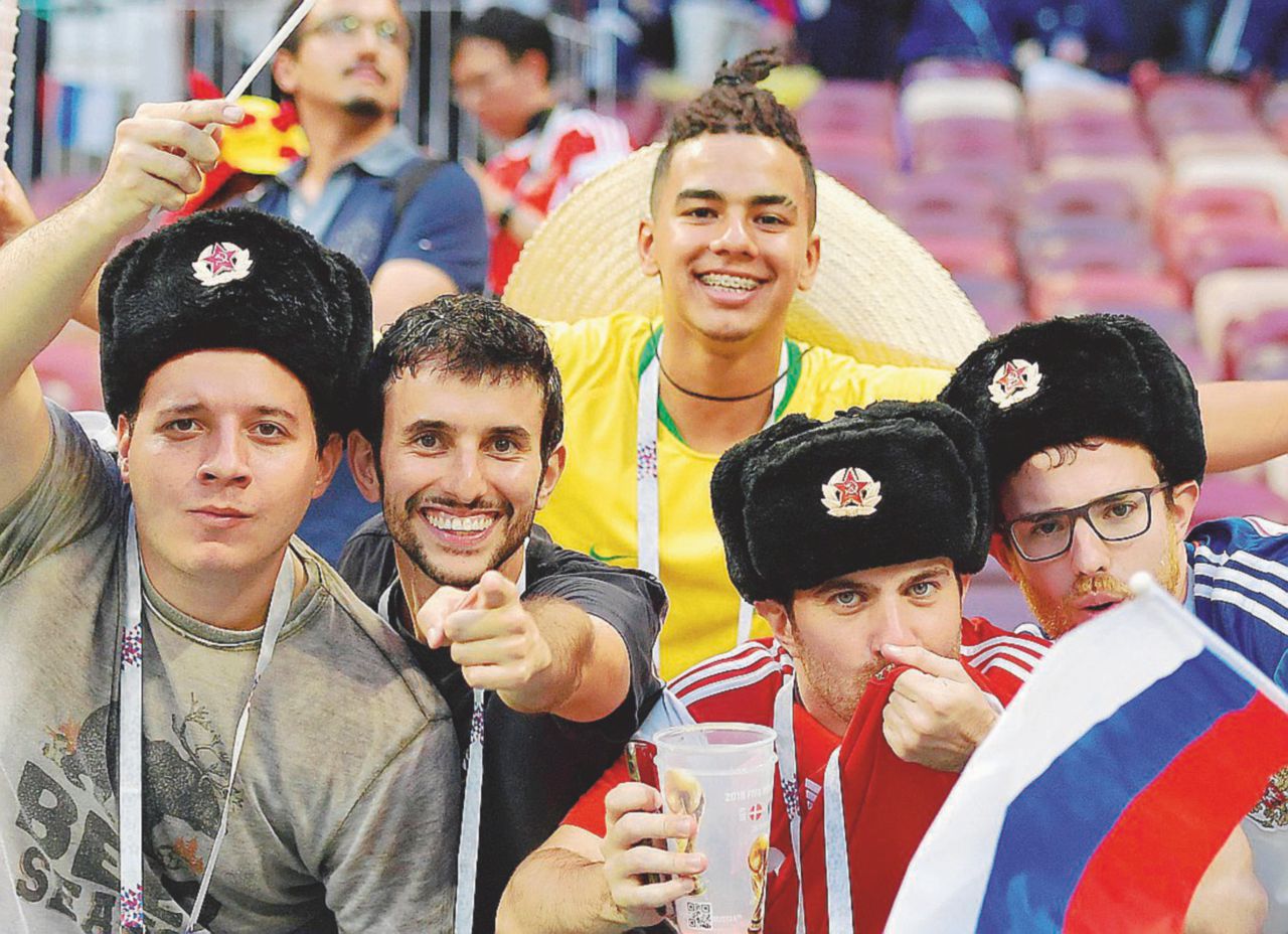 Armata russa - Ragazzi allo stadio festeggiano la vittoria contro la Spagna - Ansa L’orgoglio russo torna ai tempi della Cccp