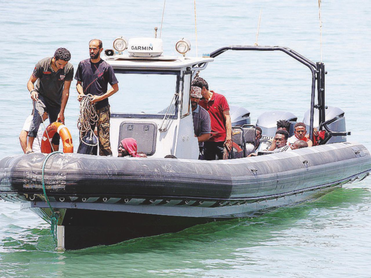 Riportati indietro - Migranti sopravvissuti a un naufragio su un gommone dei guardacoste lbici - Afp “I selfie degli amici e il sogno del lavoro”. Così si convincono che è meglio partire
