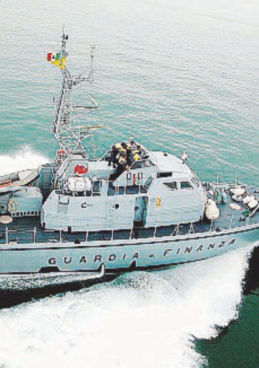 Curdi e iracheni, in 71 su una barca di 8 metri Scafisti arrestati Curdi e iracheni, in 71 su una barca di 8 metri Scafisti arrestati