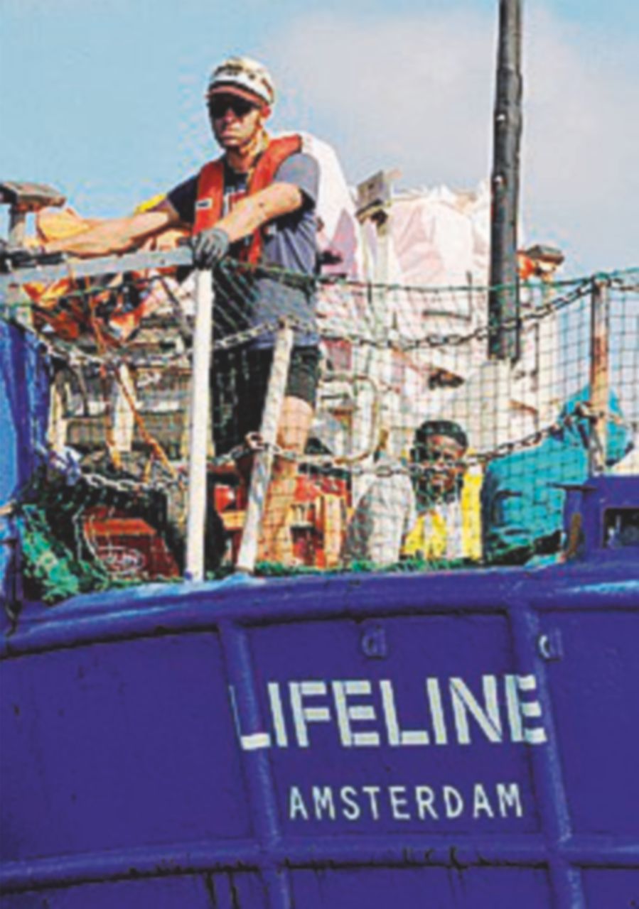 Accolti a Parigi 52 richiedenti asilo della “Lifeline” Accolti a Parigi 52 richiedenti asilo della “Lifeline”