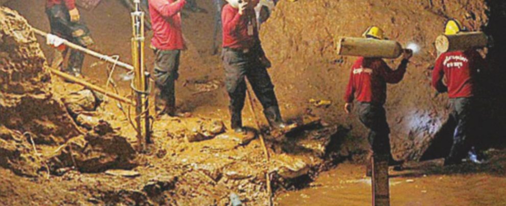 Tempi lunghi per salvare i 12 bloccati in grotta dalle piogge Tempi lunghi per salvare i 12 bloccati in grotta dalle piogge