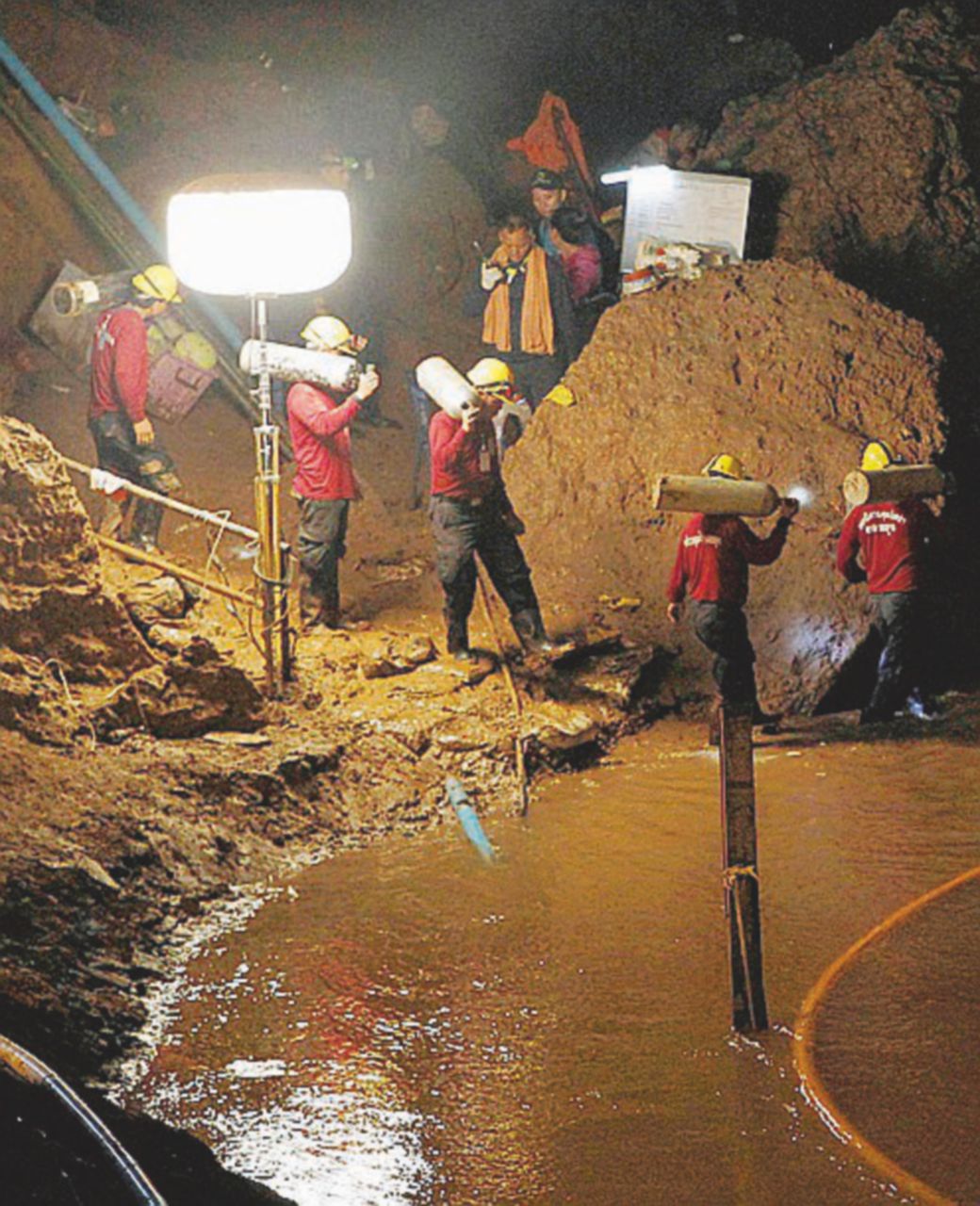 Tempi lunghi per salvare i 12 bloccati in grotta dalle piogge Tempi lunghi per salvare i 12 bloccati in grotta dalle piogge
