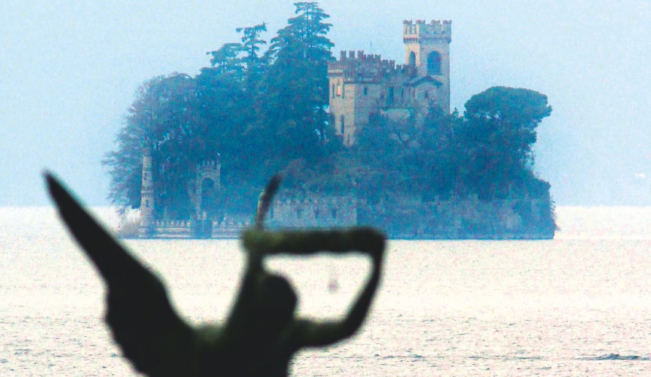 Copertina di Ginestra: l’isola del noir. Lo Scerbanenco ritrovato