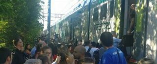 Copertina di Legnano, guasto alla linea elettrica. Si ferma il treno: passeggeri a piedi lungo i binari