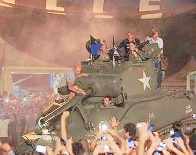 La festa - Qui sopra, il tank alla presentazione della squadra Tank e porchetta, la curva acchiappa-voti