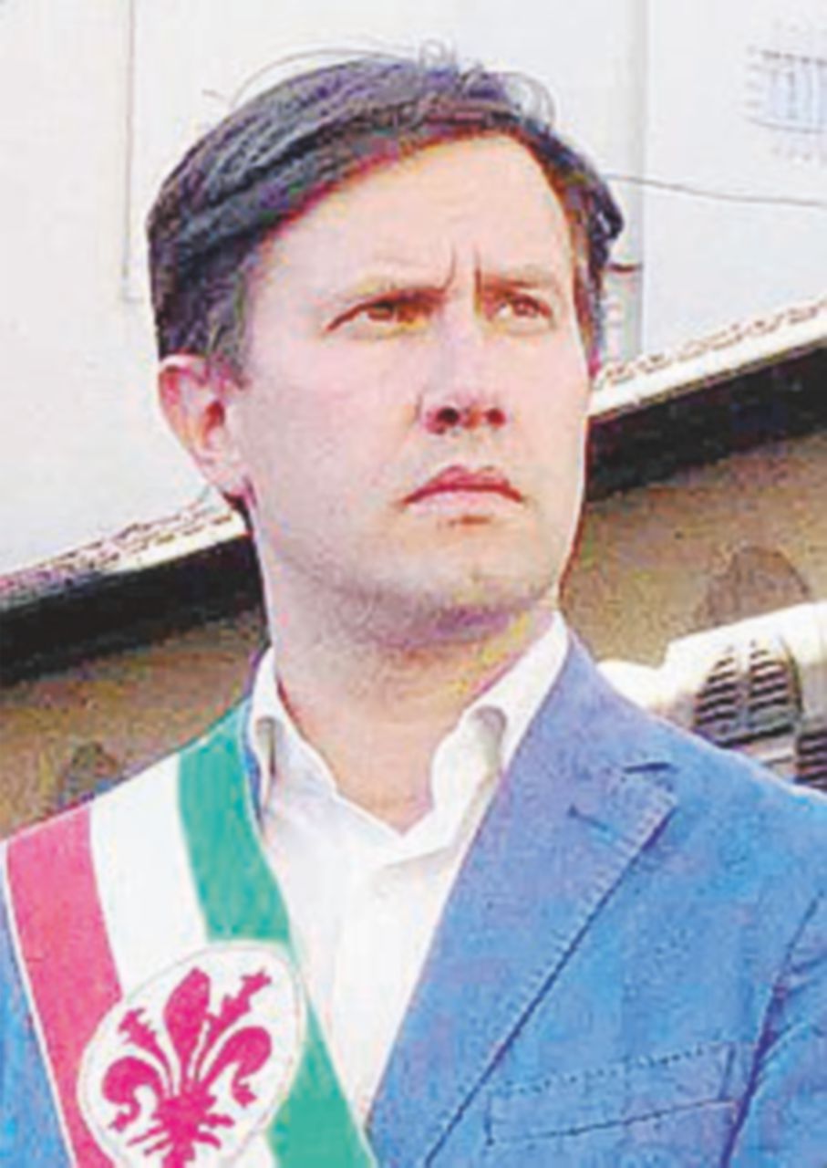 Sgomberi, anche Nardella (Pd) si mette a guidare la ruspa Sgomberi, anche Nardella (Pd) si mette a guidare la ruspa