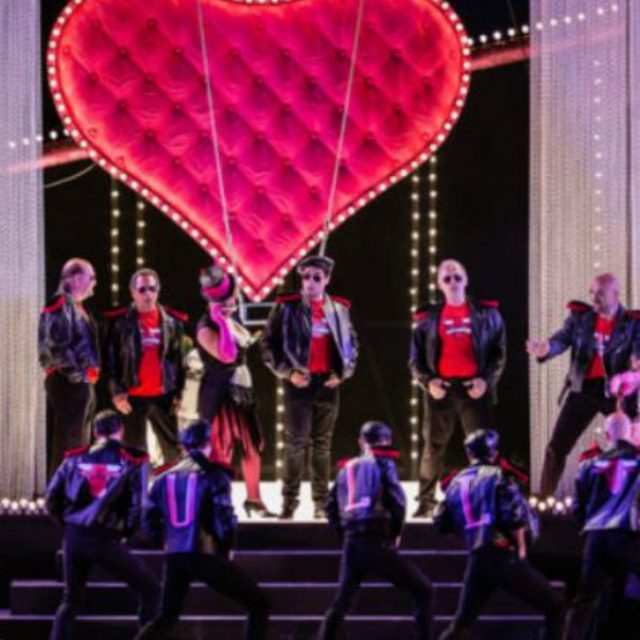 Opera di Roma, una “Traviata” in Vespa apre la stagione di Caracalla. Tra Dolce Vita, Grease e un tocco di Moulin Rouge