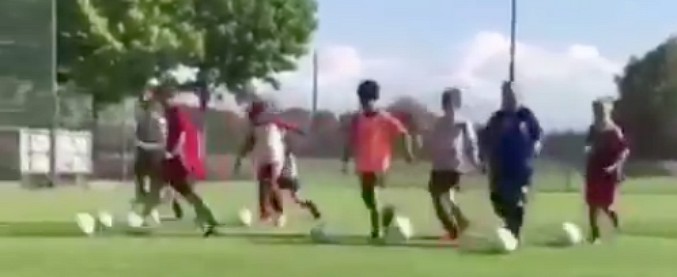 Copertina di Mondiali 2018, la gag dei baby calciatori è esilarante. Durante l’allenamento scatta l’operazione Neymar