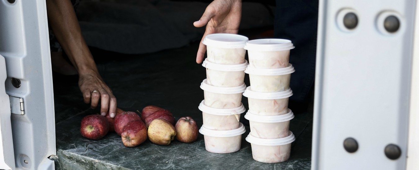 Copertina di Ecomori, chi sono i migranti che aiutano i poveri italiani