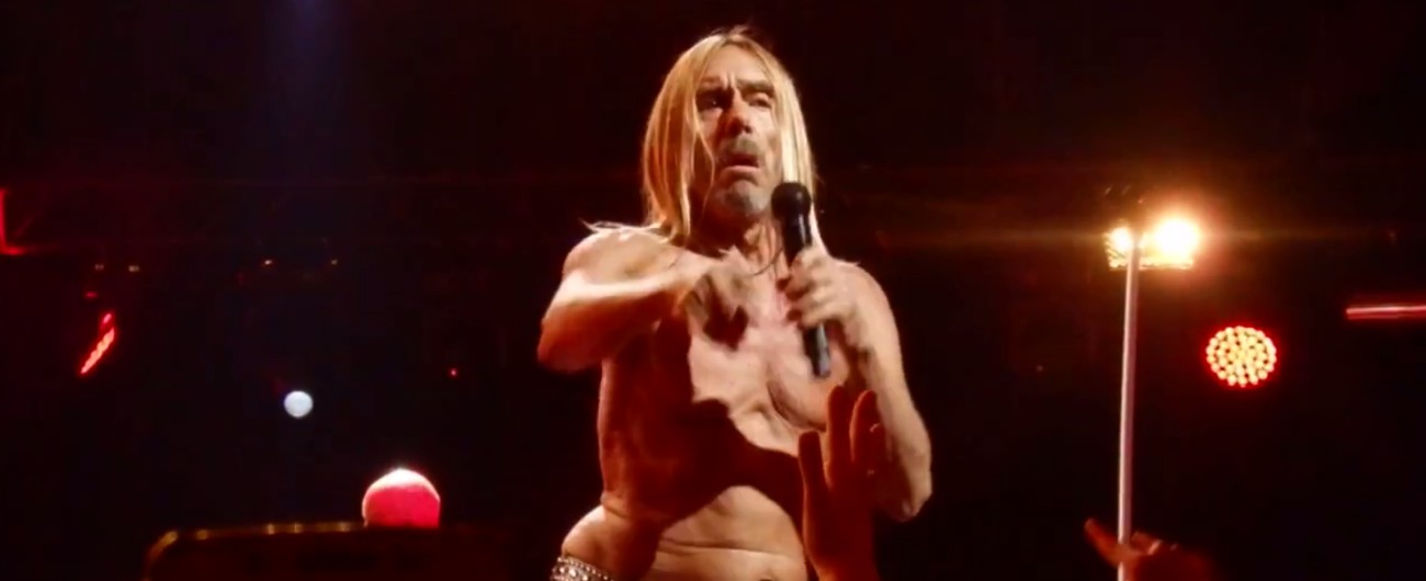 Copertina di Montreux, lo stage diving di Iggy Pop è veramente rock. Perde un dente ma tira dritto fino alla fine del concerto