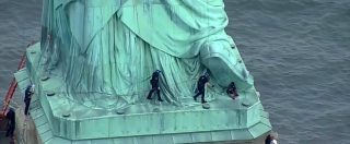 Copertina di New York, scala la statua della libertà nel giorno dell’indipendenza per protestare contro Trump. Arrestata una donna