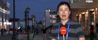 Copertina di Mondiali 2018, due tifose russe baciano un reporter durante la diretta tv. E lui reagisce così