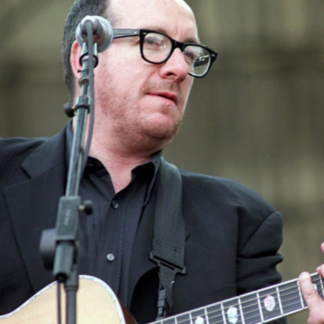 Elvis Costello: “Sono stato operato per un cancro piccolo ma molto aggressivo”. Il cantante sospende il tour europeo