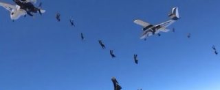 Copertina di L’appello viene dal cielo, 48 paracadutisti da 14 paesi per una formazione da record: ecco il loro messaggio