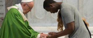 Copertina di Papa a messa per migranti: “Silenzi complici su ingiustizie”. Ai volontari ong: “Grazie a chi salva vite senza chiedere niente”