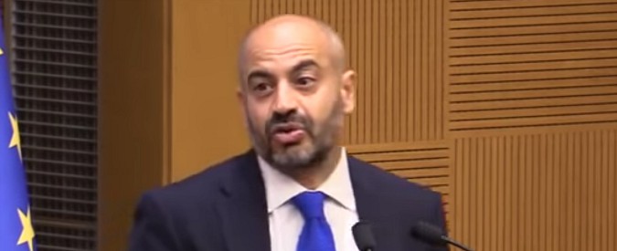 Copertina di Paragone (M5S) contro le banche: “Spiego l’economia dell’uomo indebitato. Ecco perché mi hanno chiuso le trasmissioni”