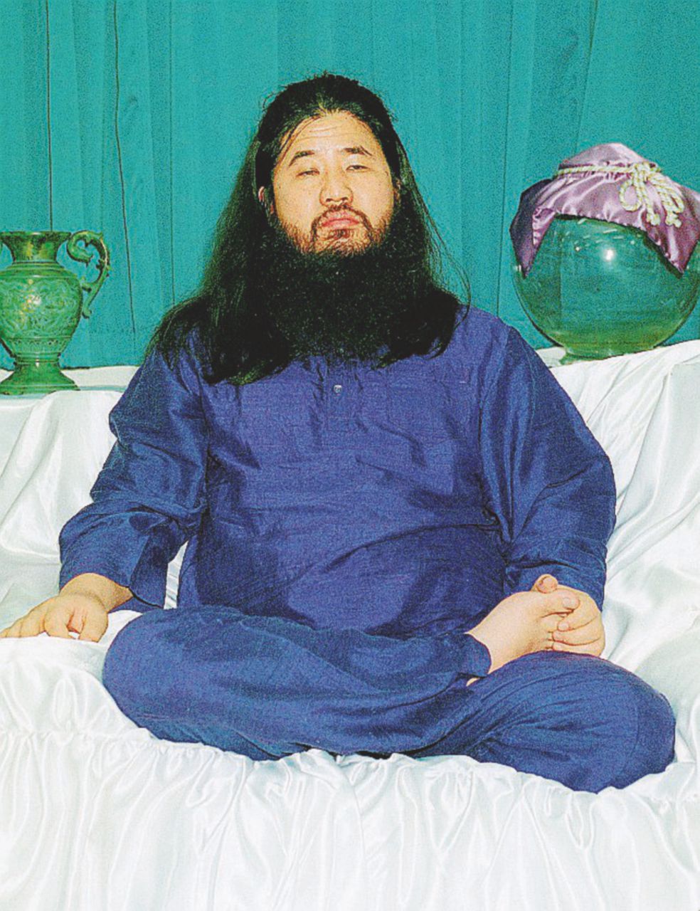 Il guru - I soccorsi e Shoko Asahara - Ansa/LaPresse Impiccati 23 anni dopo gli adepti-killer del Sarin