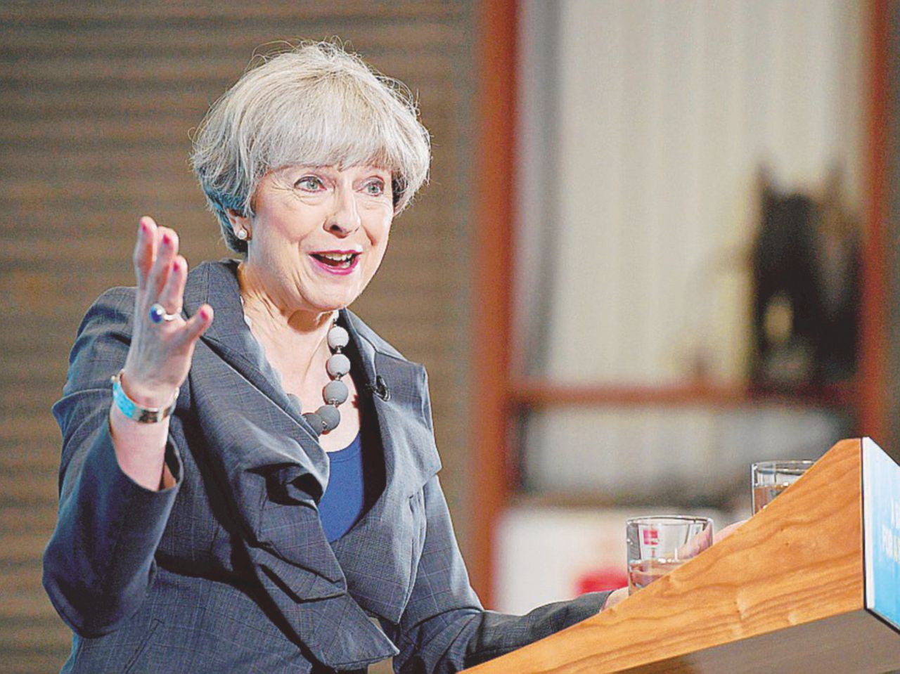 Con le spalle al muro - Theresa MaY - Ansa La Brexit col morto (soltanto politico)