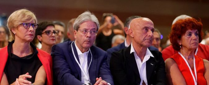 Assemblea Pd, è ancora paralisi: il partito in balia di Renzi rimanda le primarie alla vigilia delle Europee. Silenzio dei big