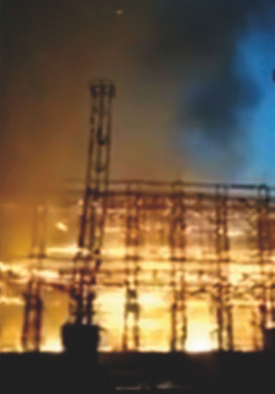 Studios di Cinecittà, un incendio distrugge il set di Roma antica Studios di Cinecittà, un incendio distrugge il set di Roma antica
