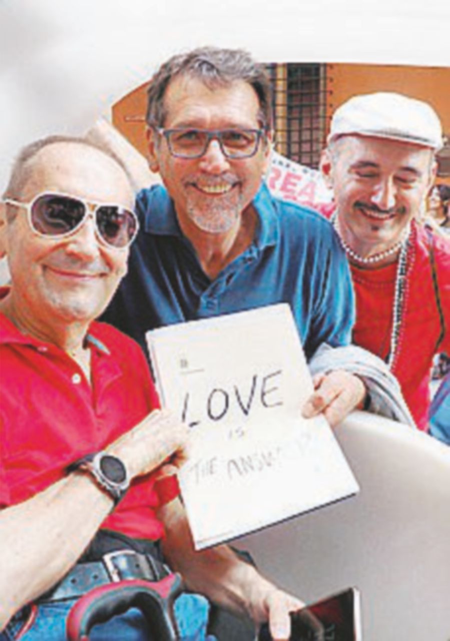 Gay Pride, il bacio alla legale minacciata e il cartello del sindaco Gay Pride, il bacio alla legale minacciata e il cartello del sindaco