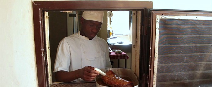 Copertina di Migranti, storia di Cara: dalle torture in Libia alle cucina per i poveri di Pistoia. “Qui un’altra famiglia”