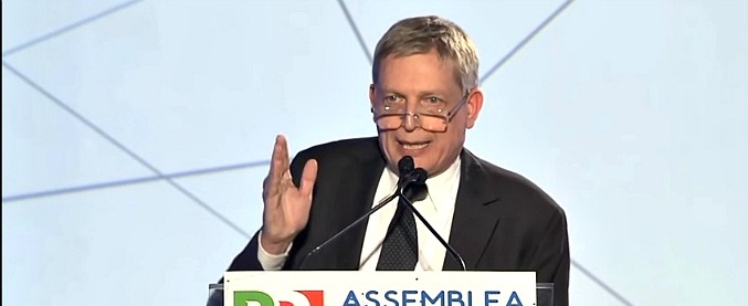 Copertina di Pd, il discorso di Cuperlo a Renzi tra ‘Bandiera rossa’ e Morandi: “Matteo, sei ancora qui? Sono in cassa integrazione…”