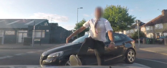 Copertina di La frenata è troppo brusca e l’automobilista va su tutte le furie: l’incredibile reazione ripresa dalla dashcam