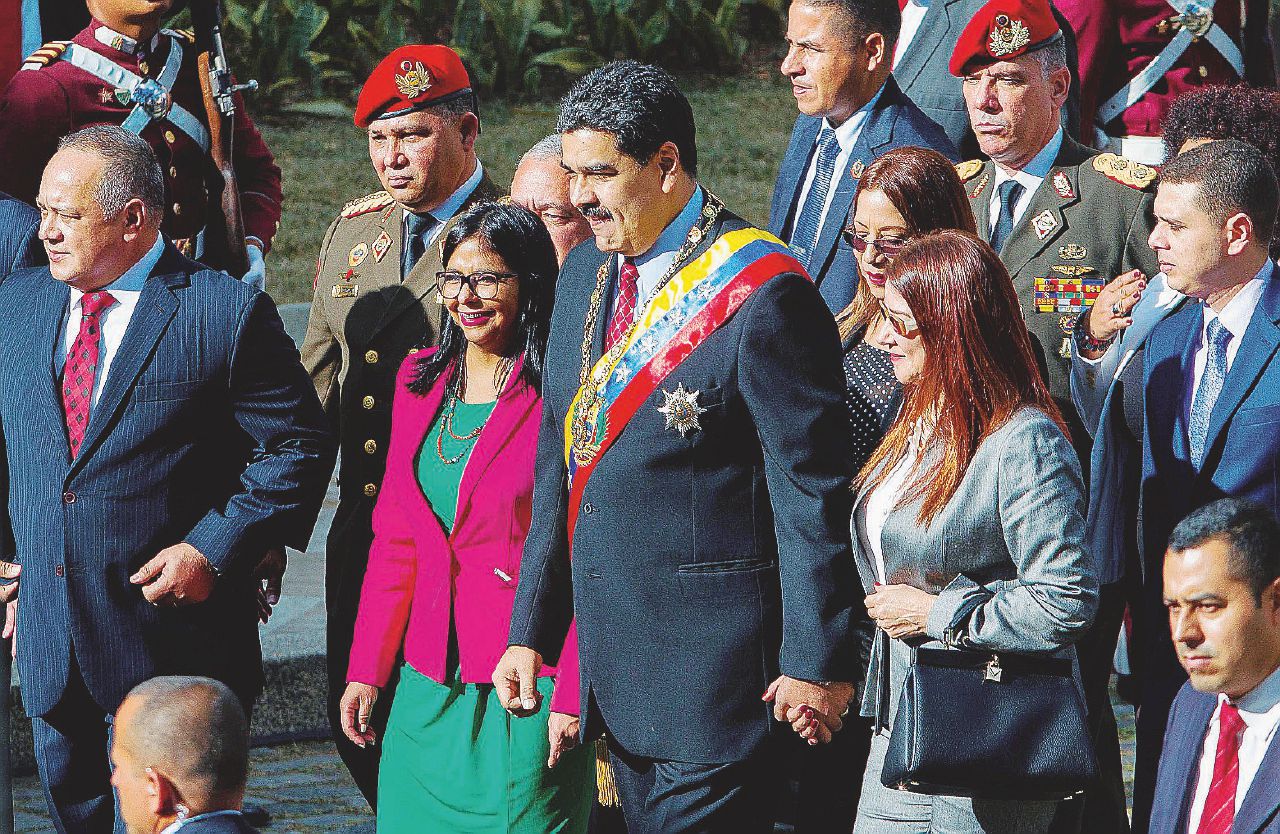 Ai vertici dello Stato - Delcy Rodríguez con il presidente Nicolás Maduro e la first lady Cilia Flores - Ansa Miss Delcy, la lady di ferro pronta per il dopo Maduro