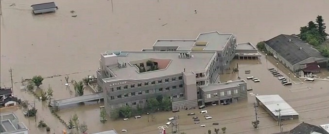 Copertina di Alluvione Giappone, oltre 100 morti e sei milioni di sfollati. Si fermano anche le fabbriche di auto