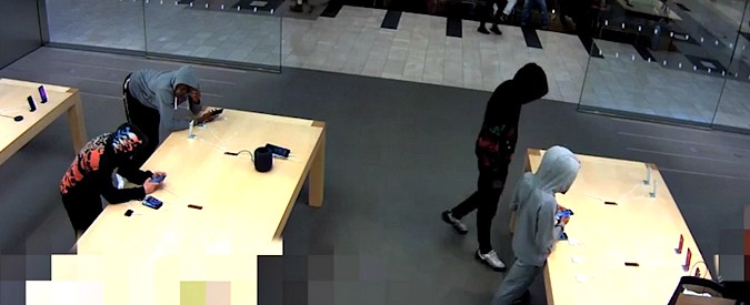 Copertina di Meno di dieci secondi per far sparire 21 smartphone: il furto perfetto all’Apple store di New York