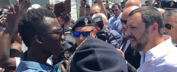 Copertina di Reggio Calabria, Salvini faccia a faccia coi migranti: “Stiamo soffrendo”. “Denunciate chi vi sfrutta”