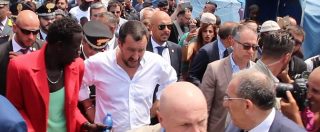Migranti, Salvini alla tendopoli di San Ferdinando tra strette di mano e contestazioni: “Occorrono regole”